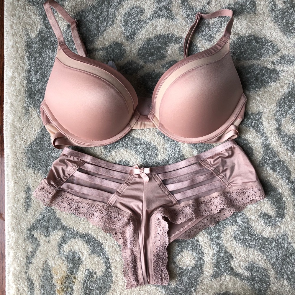 Victoria Secret Blush Bombshell Bra 32B + panty xs